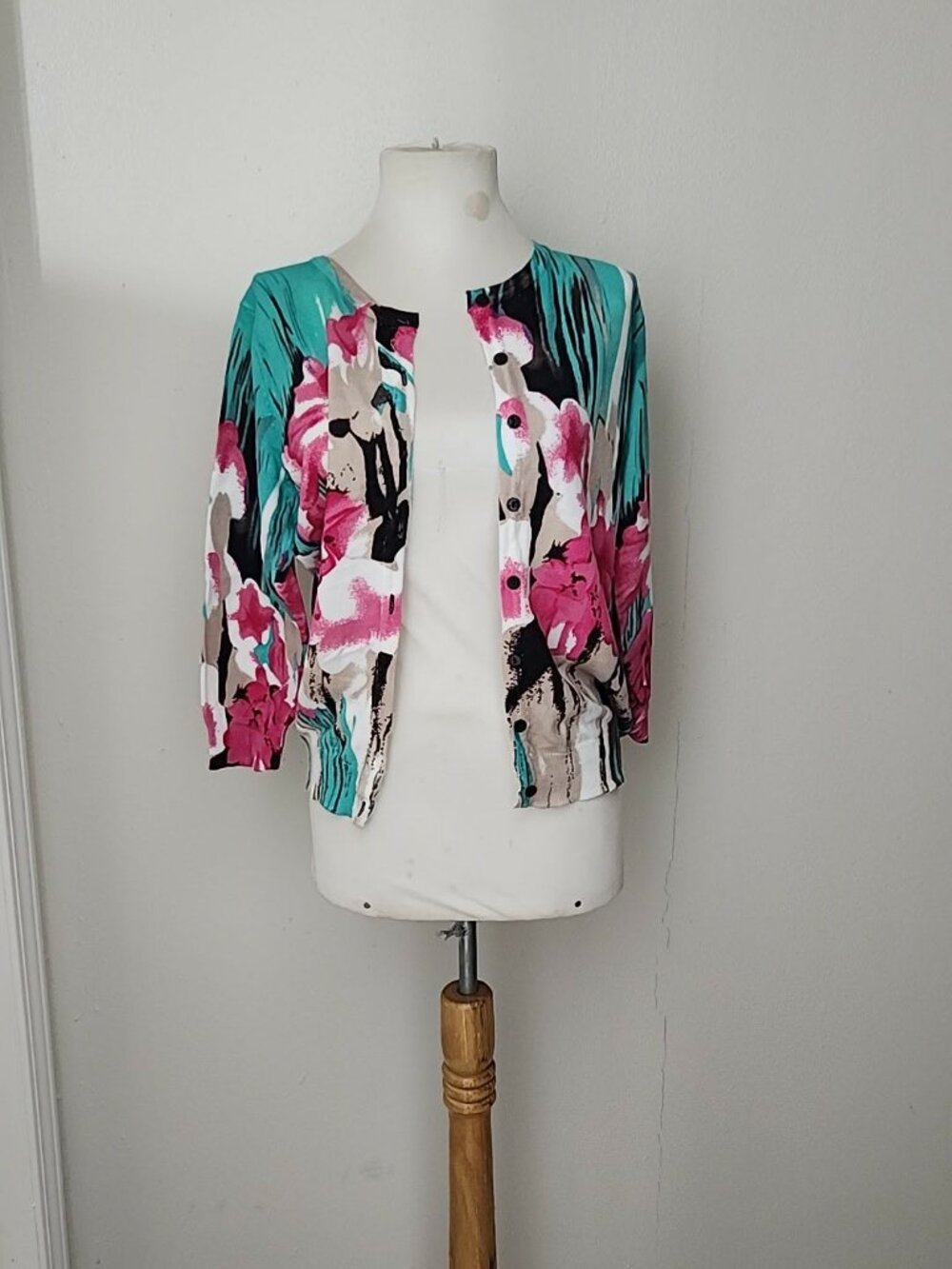 Joseph A. Vibrant lightweight  3/4 sleeve button up sweater sz S